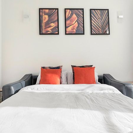 Modern Aptmt, 2 Stops To Central London, Smart Lock, Netflix Илинг Экстерьер фото