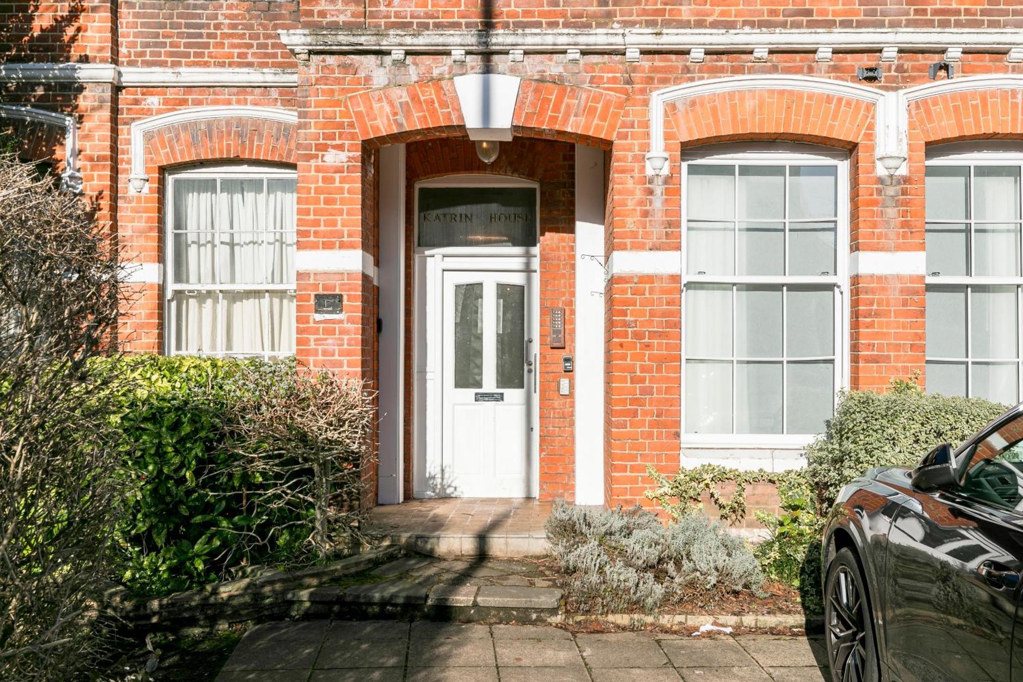 Modern Aptmt, 2 Stops To Central London, Smart Lock, Netflix Илинг Экстерьер фото